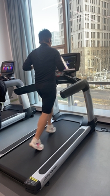 Máquina de esteira de aço de tração elétrica de largura de 45-47 cm para equipamentos de fitness comerciais