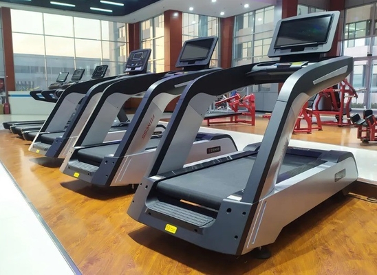 Logotipo personalizado disponível em esteira de aço para treino cardiovascular em ginásio comercial