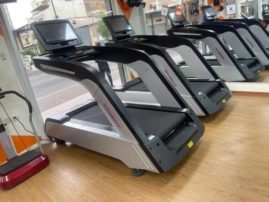 Logotipo personalizado disponível em esteira de aço para treino cardiovascular em ginásio comercial