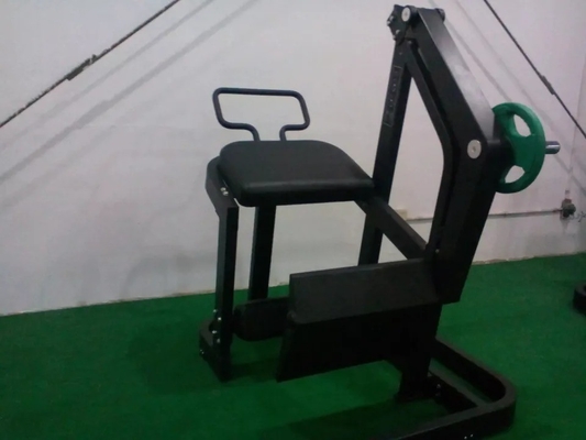 Máquina de remo com placa de aço para treino de força e treino muscular nas costas no ginásio