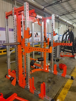 Equipamento de ginástica de máquina Smith multifuncional de aço personalizado para interiores com pilhas de peso