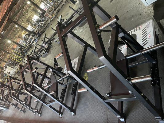 Experimente os benefícios da máquina de agachamento do cinturão para exercícios de empurrões de quadril e glúteos