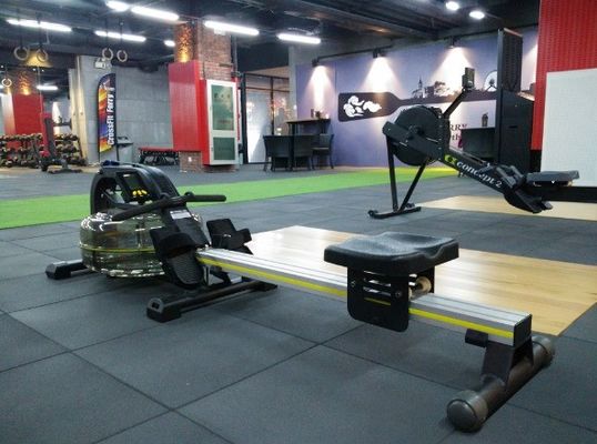 Máquina de remo aquático dobrável com função de dobragem em equipamentos de ginástica