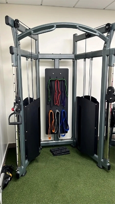 Máquina de cabos para treinamento de fitness unisex no ginásio universal