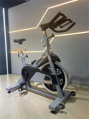 Exercício aeróbico Indoor Spinning Bike com resistência magnética e função de construção corporal