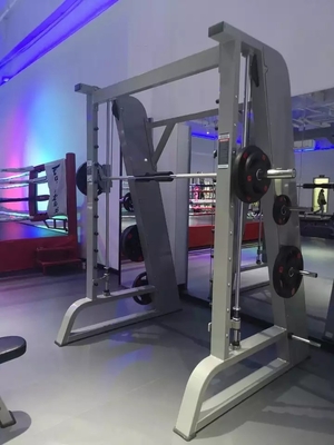 Máquina de Smith para exercícios de corpo inteiro