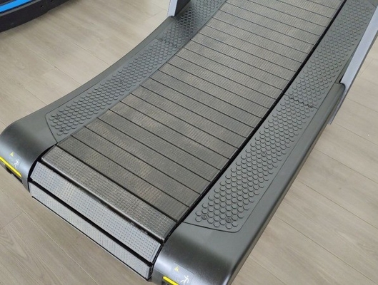 Treadmill de design curvo para exercícios cardiovasculares auto-gerador e peso máximo do usuário de 200 kg