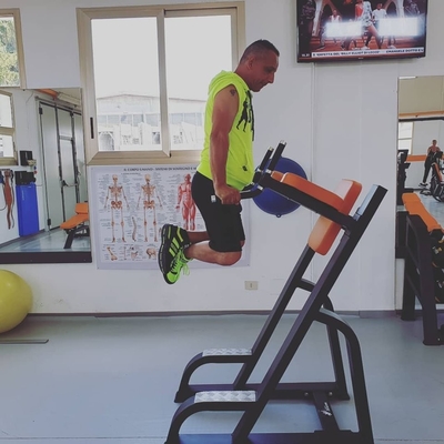 Entrenador de força de joelhos verticais para cima/para baixo para solução de economia de espaço