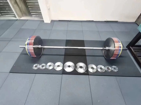 Barra de treinamento de força com placas de peso e barra de prata de placa de cromo