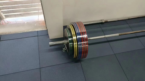 Barra de treinamento de força com placas de peso e barra de prata de placa de cromo