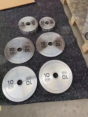 Barra de treinamento de força com placas de peso e barra de prata de placa de cromo