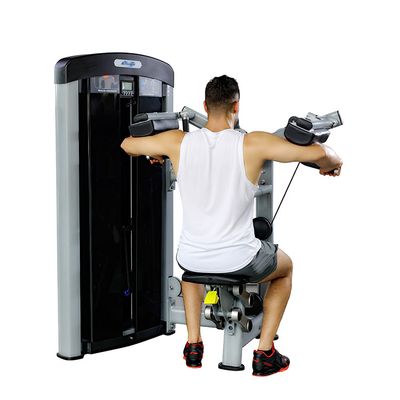 Treinamento Biceps em casa com uma máquina de exercícios de levantamento lateral sentado