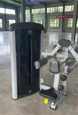Treinamento Biceps em casa com uma máquina de exercícios de levantamento lateral sentado
