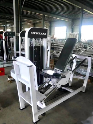 Usando a máquina de pressão de pernas sentadas Seleção de carga de alfinetes de aço para treinamento de força física