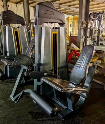 Extensão universal de perna sentada e seleção de carga de alfinetes para treinamento de força