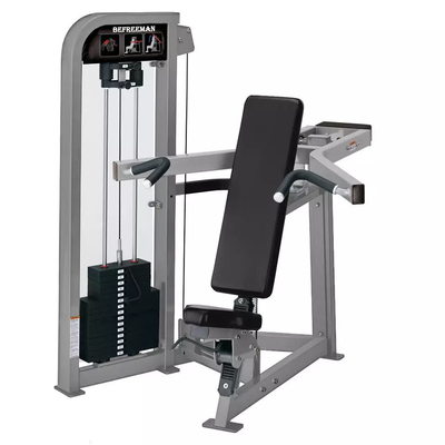 Máquina de ginástica em casa de carga média para exercícios de pressão no ombro usando o corpo de exercícios de fitness