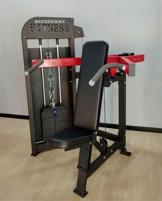 Máquina de ginástica em casa de carga média para exercícios de pressão no ombro usando o corpo de exercícios de fitness