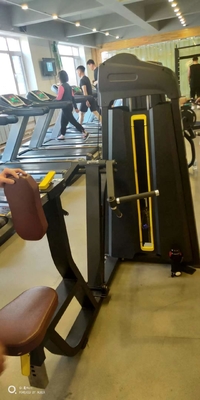 Treinamento de Força Comercial Feito Fácil com uma Máquina de 194 kg Sentada na Faixa de Trás