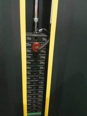 Treinamento de Força Comercial Feito Fácil com uma Máquina de 194 kg Sentada na Faixa de Trás