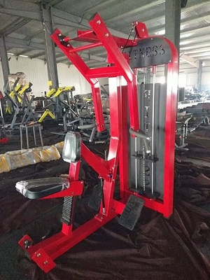 Equipamento carregado de alfinetes sentado em fila máquina de treinamento de exercícios de musculação para comercial