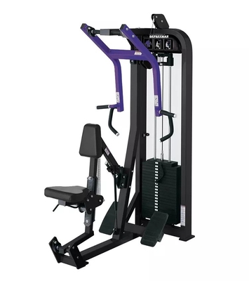 Equipamento carregado de alfinetes sentado em fila máquina de treinamento de exercícios de musculação para comercial